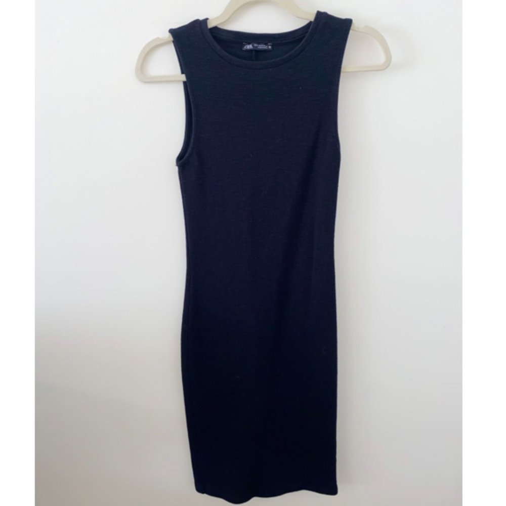Zara Sleeveless Midi Fitted Dress in Black, Size S